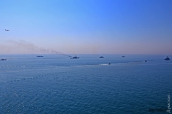 В заключительный день "Си Бриза" маневрировало 16 кораблей: "Посейдон" прошел над эскадрой