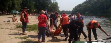 Полицейские и спасатели продемонстрировали криворожанам, как спасают жизнь утопающего (ФОТО)
