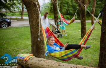 В парке им. Гагарина в Симферополе продолжает работать бесплатный уличный кинотеатр