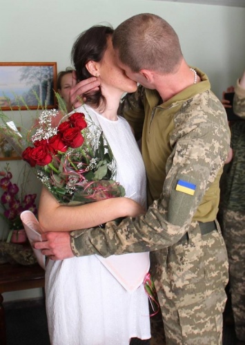 Боец АТО и военная медсестра сыграли свадьбу в Авдеевке: их история растрогала сеть