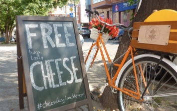 В Херсоне завлекают покупателей "бесплатным сыром"