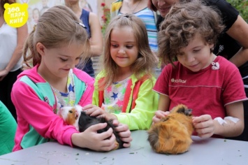 Работники Киевского зоопарка наведались к детям в "Охматдет" вместе с животными (фото)