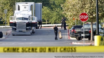 Полиция Техаса обнаружила в грузовике тела 8 нелегальных мигрантов