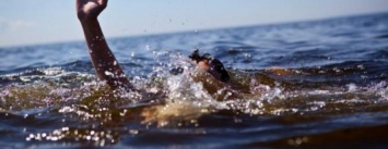 В Кременчуге водолазам пришлось спасать отдыхающего, решившего переплыть Днепр