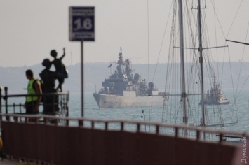 Появились фото, как в порт Одессы зашли британский эсминец и турецкий фрегат