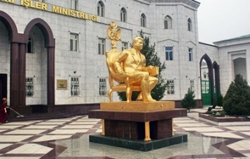 В Ашхабаде убрали позолоченный памятник Туркменбаши
