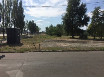 КП "Киевпарктрансервис" строит незаконную парковку на берегу озера Вербное