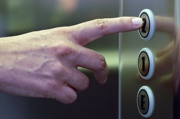 В Днепре мобильные телефоны воруют в лифте