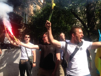 Неонацисты из С14 жалуются на "полный игнор" со стороны посольства Италии - к их пикету никто даже не вышел