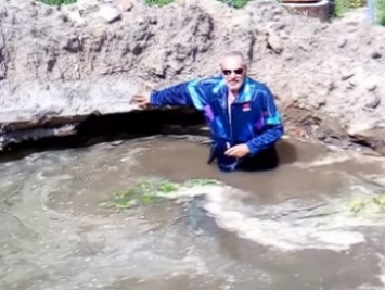 Житель Мелитополя устроил бассейн в котловане, вырытом водоканалом (видео)