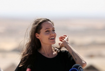 Анджелина Джоли намерена родить ребенка от своего нового возлюбленного с помощью суррогатного материнства - СМИ