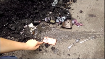 В столичной канализации коммунальщики находят мобильные телефоны, арбузы и запчасти от "москвича" (видео)