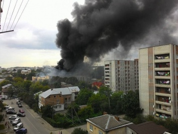 Во Львове произошел масштабный пожар на инструментальном заводе