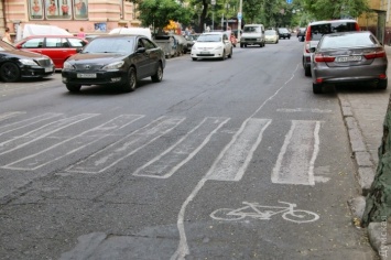 На Канатной появились самодельная велодорожка и пешеходный переход