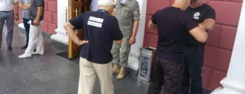 Магия от Найема: Со входов в одесскую мэрию исчезли титушки и частные охранники (ФОТО)