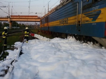 Большая авария: на железнодорожной станции Днепра из цистерны вытекло 30 тонн бензина