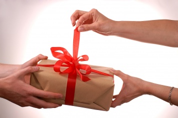 Психологи выяснили, какие подарки лучше