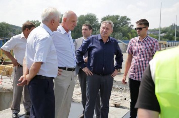 Юрий Гарбуз обследовал ремонт моста в Старобельске