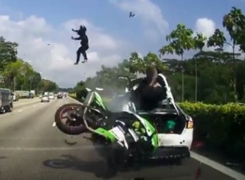 ВИДЕО жесткой аварии в Сингапуре: байкер и его пассажир чудом выжили