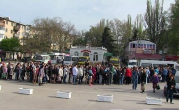 В Севастополе люди падают в обмороки в очередях на транспорт
