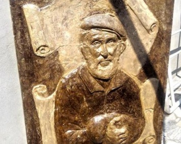 В Никополе в камне увековечили легендарного Изю (Фото)