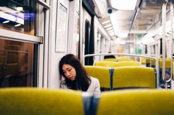 Медики объяснили, как спящим пассажирам удается не пропустить свою станцию