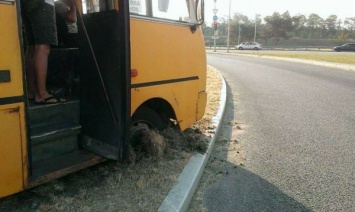 В Запорожье едва не перевернулся автобус с пассажирами (Фото)