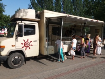 Колбасный автобус пристроился на тротуаре в центре города (фото)