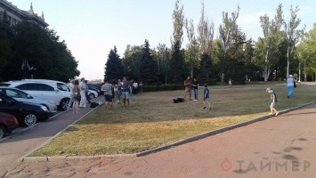 Николаевцы в знак протеста поливали газон на центральной площади