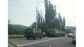 В Крыму столкнулись военный КамАЗ и БТР: движение затруднено