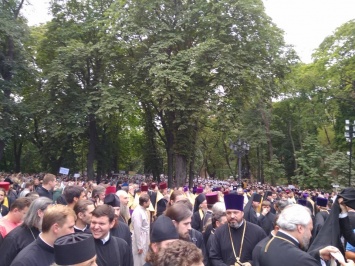 К Владимирской горке на Крестный ход идут тысячи верующих
