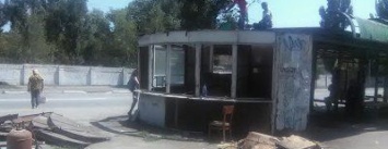 В Запорожье на Кичкасе демонтировали киоск, в котором жили бездомные, - ФОТО