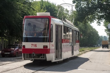 На улицы города вышел первый трамвай, собранный в Запорожье (фото)