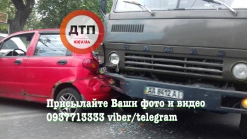 В Киеве на Мельникова КамАЗ смял малиновый Matiz и зацепил Toyota