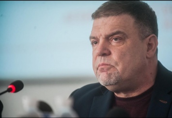 Олег Комаренко снова руководит Дубовой рощей, хотя контракт с ним Буряк не продлевал