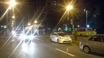 В Киеве огнеопасная фура застопорила трамвайное движение (фото)