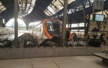 Поезд врезался в заграждение на станции в Барселоне (фото)