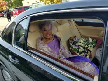 86-летняя невеста явилась на свадьбу в восхитительном платье собственного дизайна. Она прекрасна!