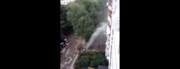 В Харькове на Алексеевке прорвало трубу. "Гейзер" из воды "поднялся" на высоту седьмого этажа