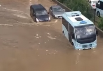 В Турции ливень вызвал транспортный коллапс. На улицах плавают авто, авиарейсы отменены