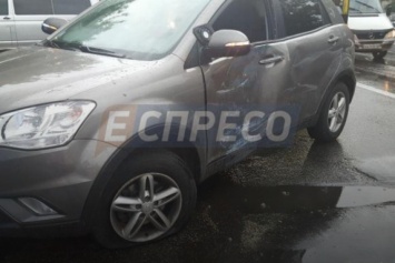 В Киеве автомобиль врезался в киоск, зажав внутри продавщицу