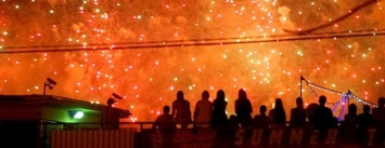 Тысячи одесситов собрались любоваться взрывами в ночном небе (ВИДЕО, ФОТО)