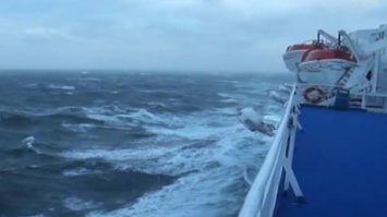 Дикий шторм в Крыму: сухогруз полностью ушел под воду