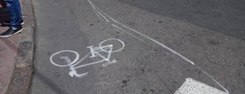 Городские партизаны нарисовали велодорожку в центре Одессы (ФОТОФАКТ)