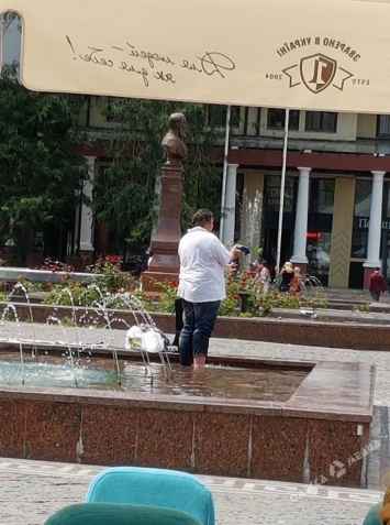 Великая стирка в центре Одессы: мужчина постирал свои вещи в фонтане (фото)