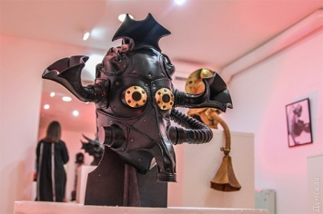 Одесскую галерею заполонили «Существа»: кожаные драконы, голова Ганнибала Лектера и Макар-Следопыт