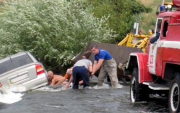 В Криворожском районе Opel смыло водой