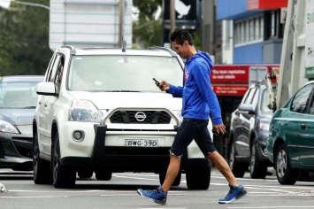 На Гавайях запретили переходить дорогу с мобильными