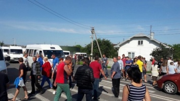 Земельные войны в Ивано-Франковске: разъяренные селяне перекрыли дорогу. Фото- и видеофакт