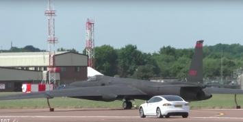 Видеофакт: автомобиль Tesla преследует шпионский самолет Lockheed U-2S